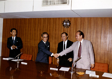 1972年、シンガポール現地法人の地元銀行2行との合併調印式にて。