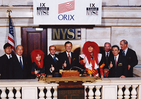 1998年、ニューヨーク証券取引所の上場日にオープニングベルを鳴らした宮内義彦。