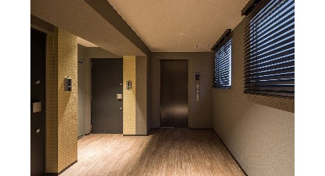 ダークトーンを基調とした内廊下