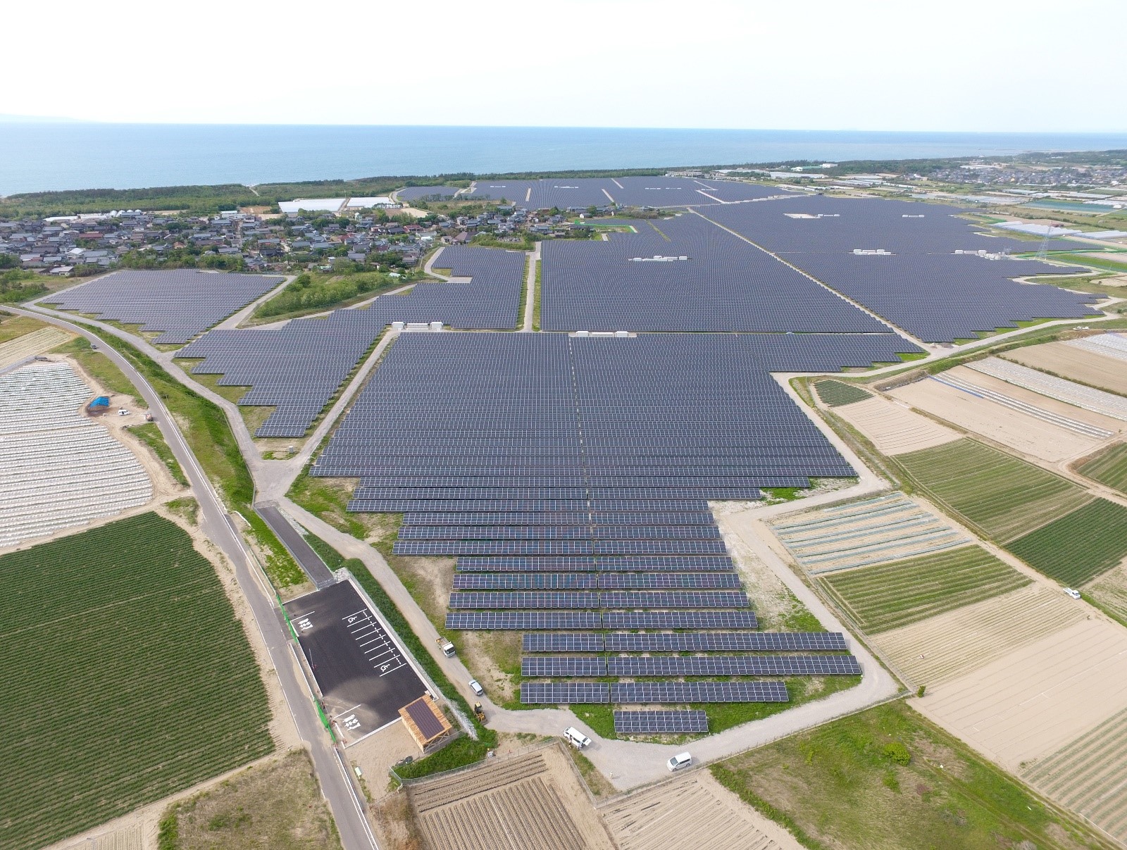 新潟市西区四ツ郷屋で新潟県内最大規模のメガソーラー（最大出力55.6MW）が運転開始