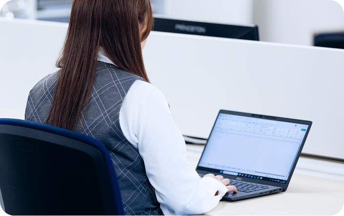 事務作業を行う社員