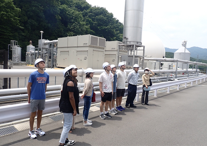 当社施設を見学する様子