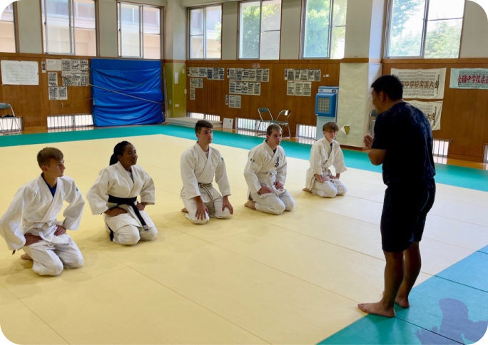 地元中学校で柔道を体験する様子