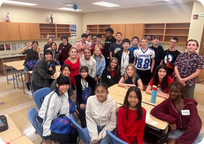 日本語教室の生徒と交流する様子